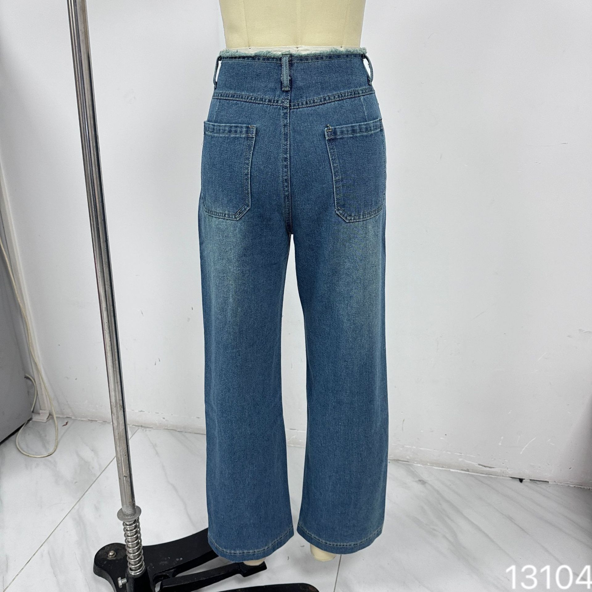 Women’s Jeans In Simple Style For Lawn Occasion