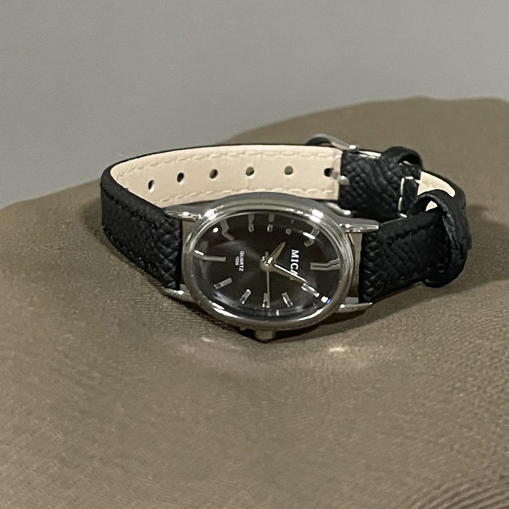 Women's Quartz Oval Dial Watch with PU Strap and Pin Buckle, Featuring Plexiglass Mirror and Pointer Display