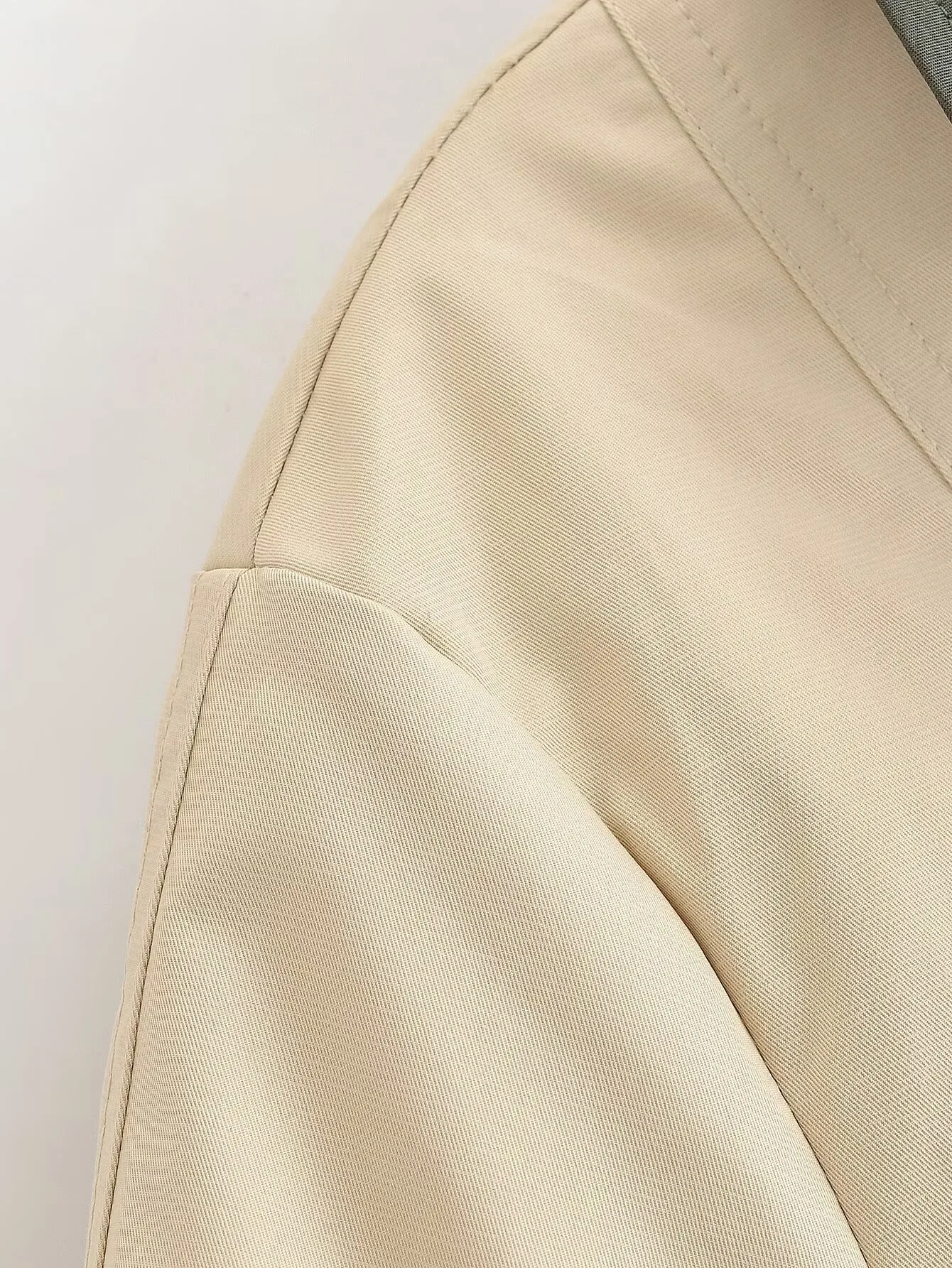 Casual Solid Color Single Breasted Coat Jacket for Women in Polyester Fabric with Contrast Binding Detail