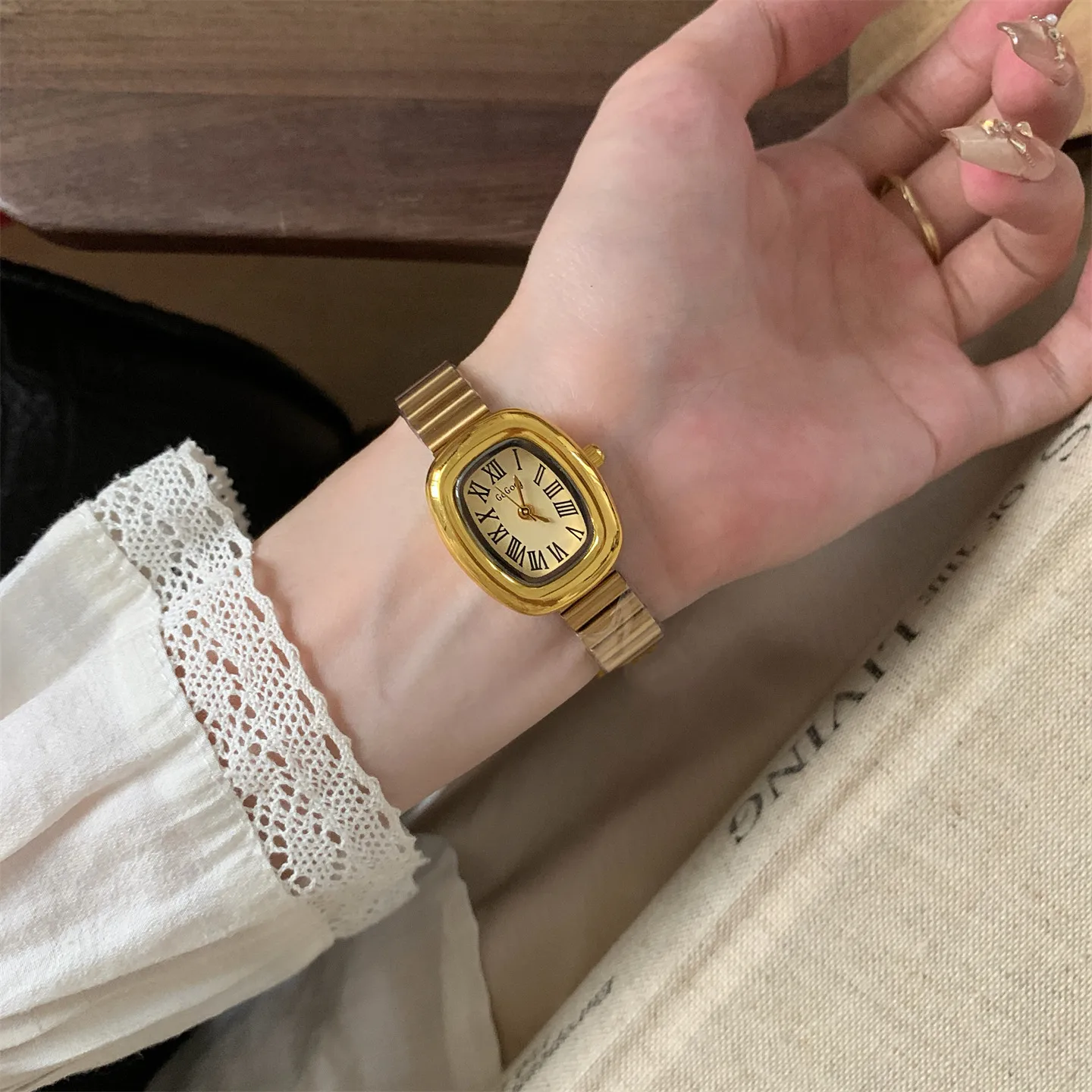 Women's Quartz Oval Dial Watch with Ordinary Glass Mirror and Metal Case Featuring Pointer Display and Strap