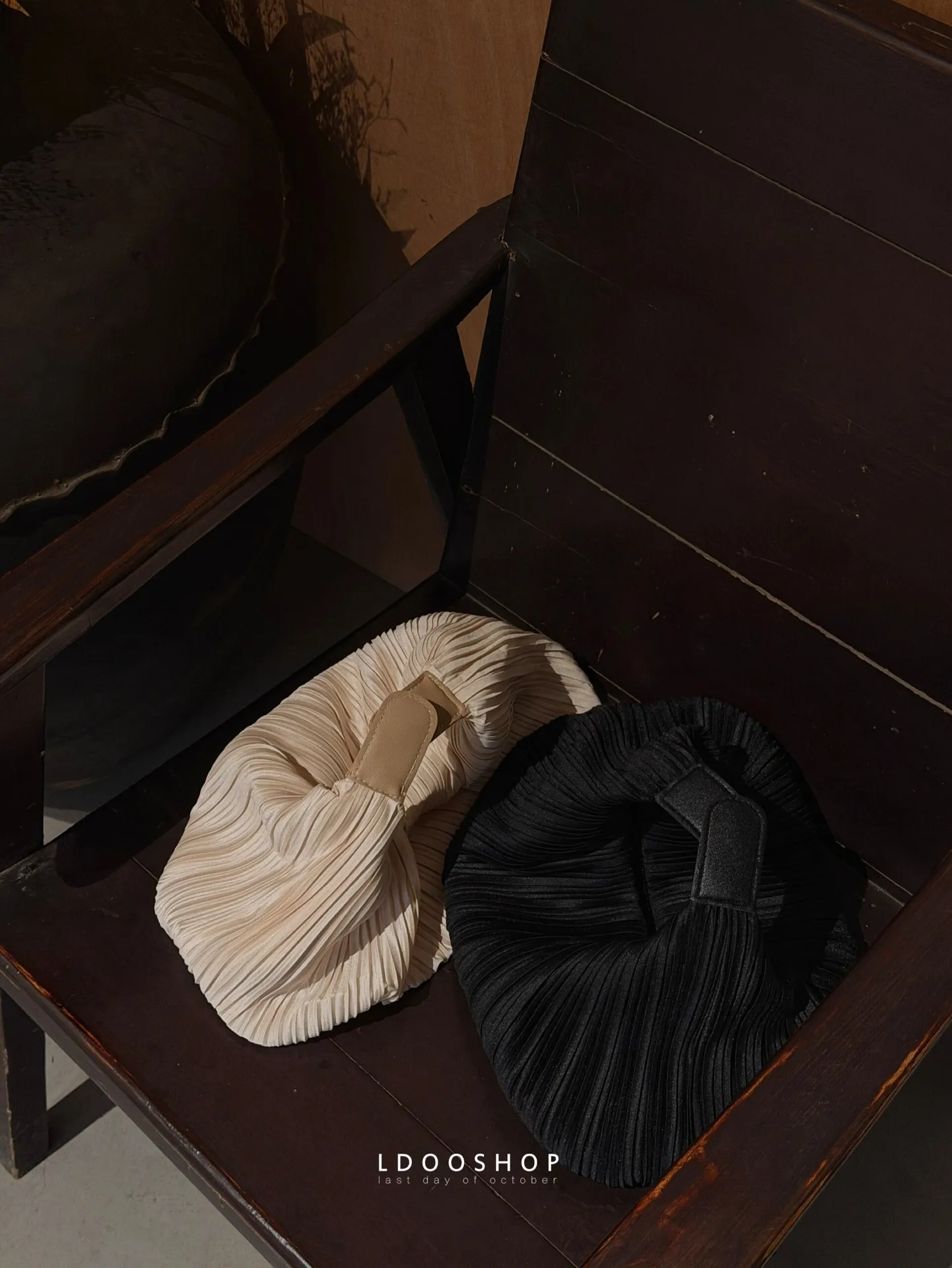 Folds Shell Dome Bag in Polyester Cotton with Top Handle, Portable Design for All Seasons