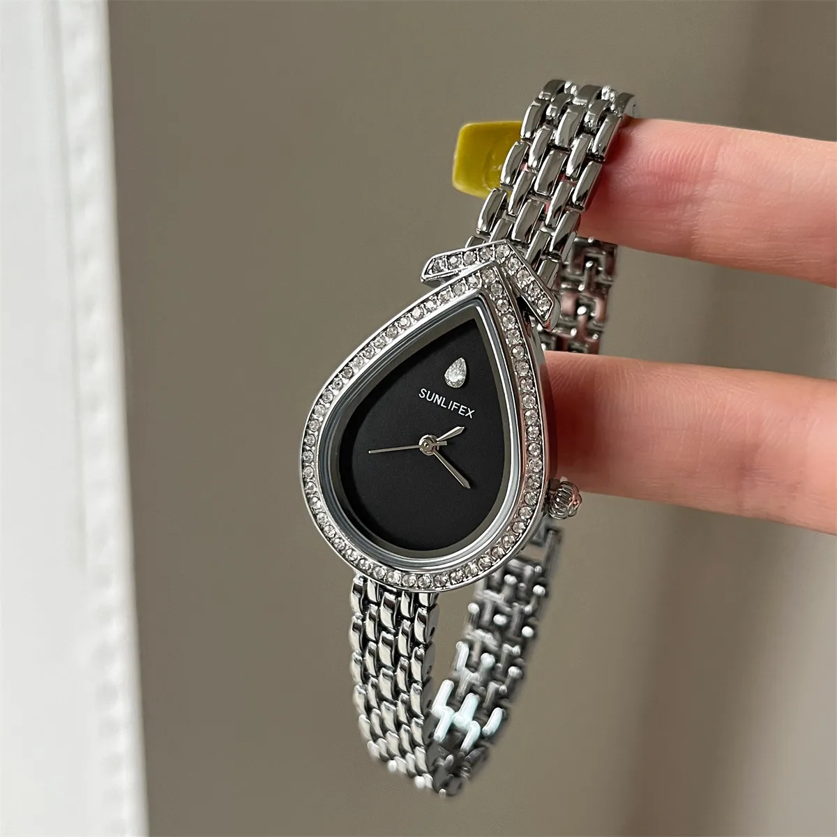Women's Fashion Quartz Watch with Alloy Strap and Special Shape Dial