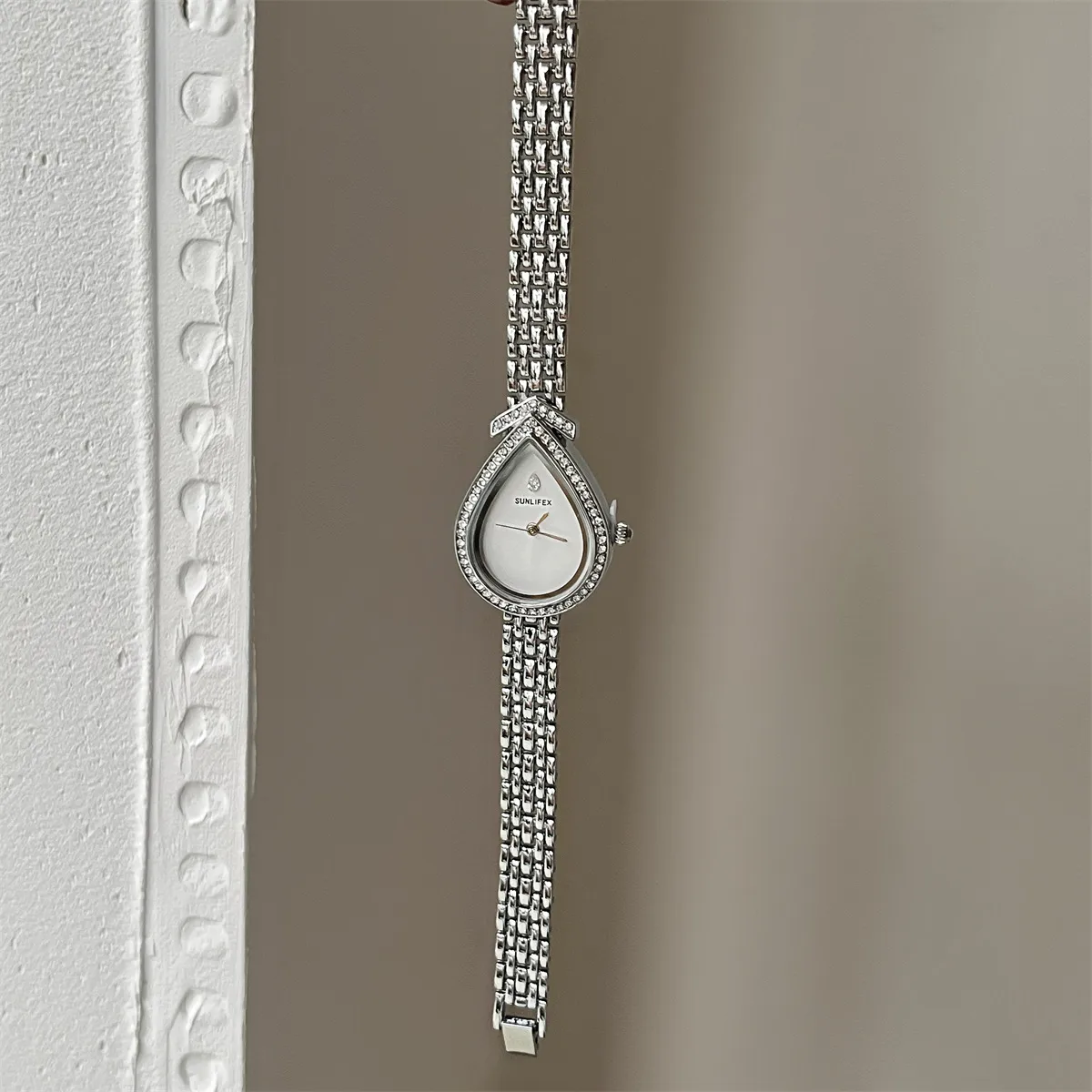 Women's Fashion Quartz Watch with Alloy Strap and Special Shape Dial