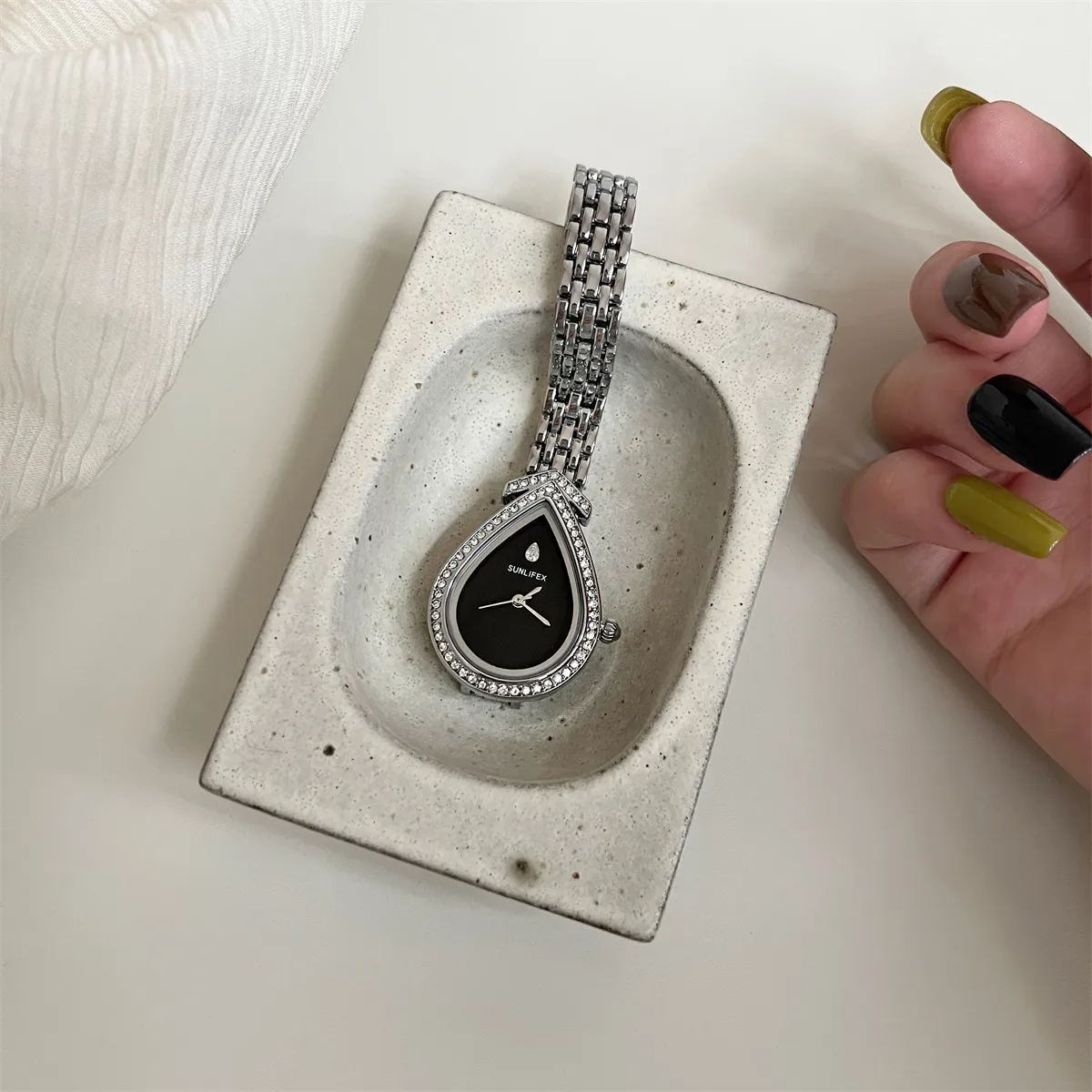Women's Fashion Quartz Watch with Alloy Strap and Special Shape Dial