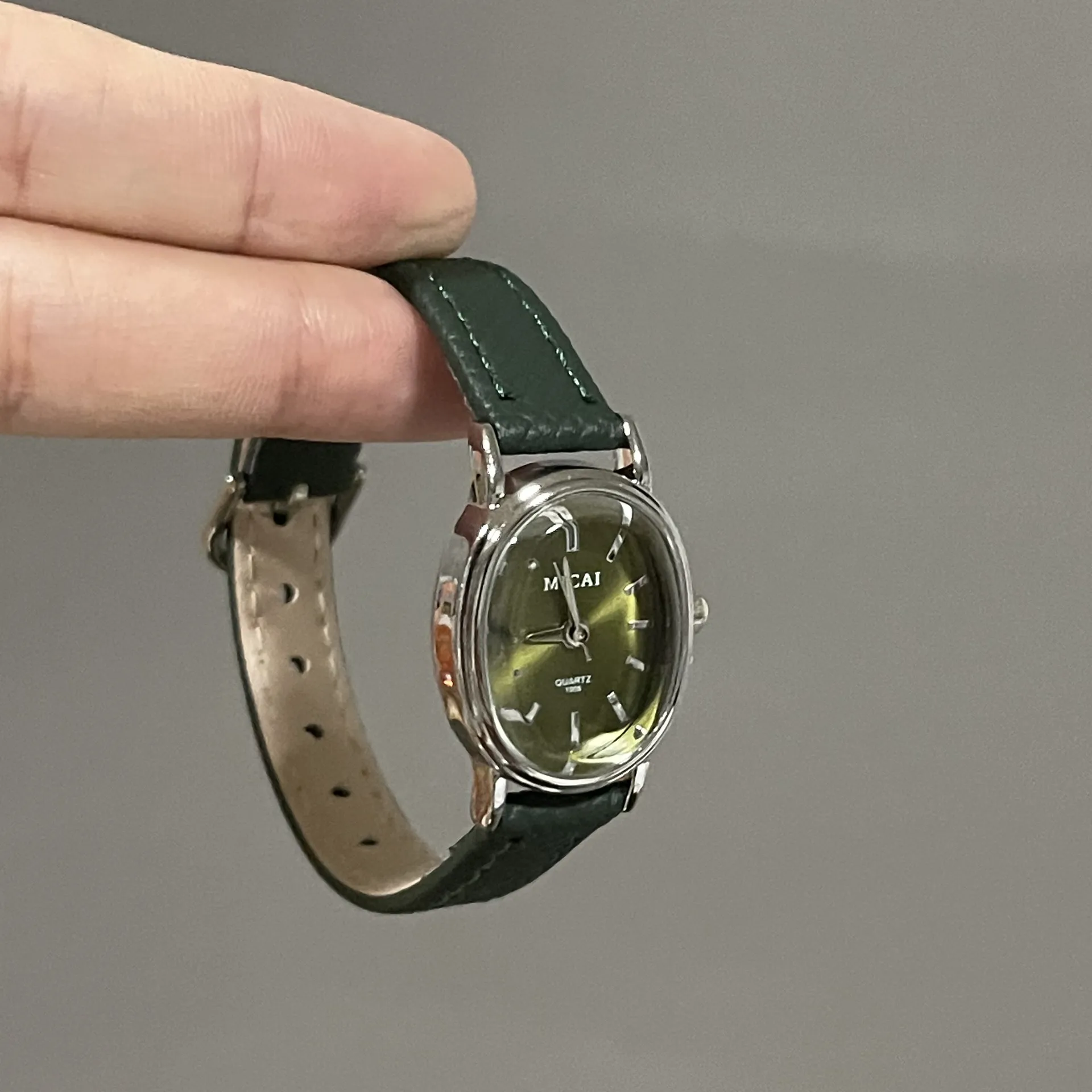 Women's Quartz Oval Dial Watch with PU Strap and Pin Buckle, Featuring Plexiglass Mirror and Pointer Display