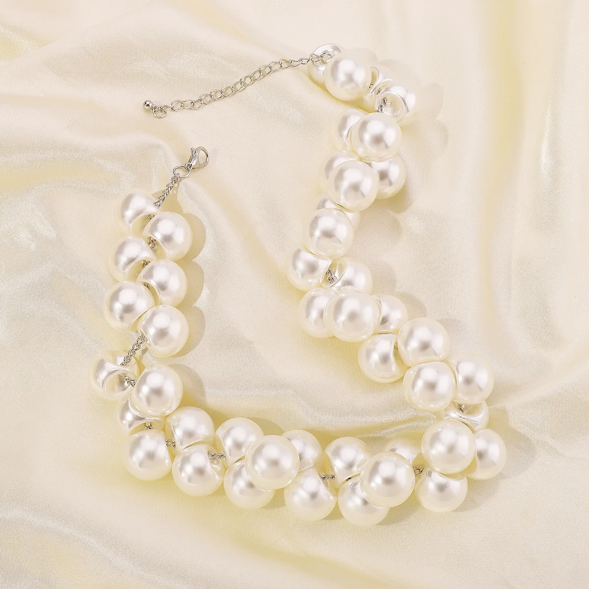 Exaggerated Geometric Necklace for Women Featuring Imitation Pearl, Perfect for Wedding, 1 Piece