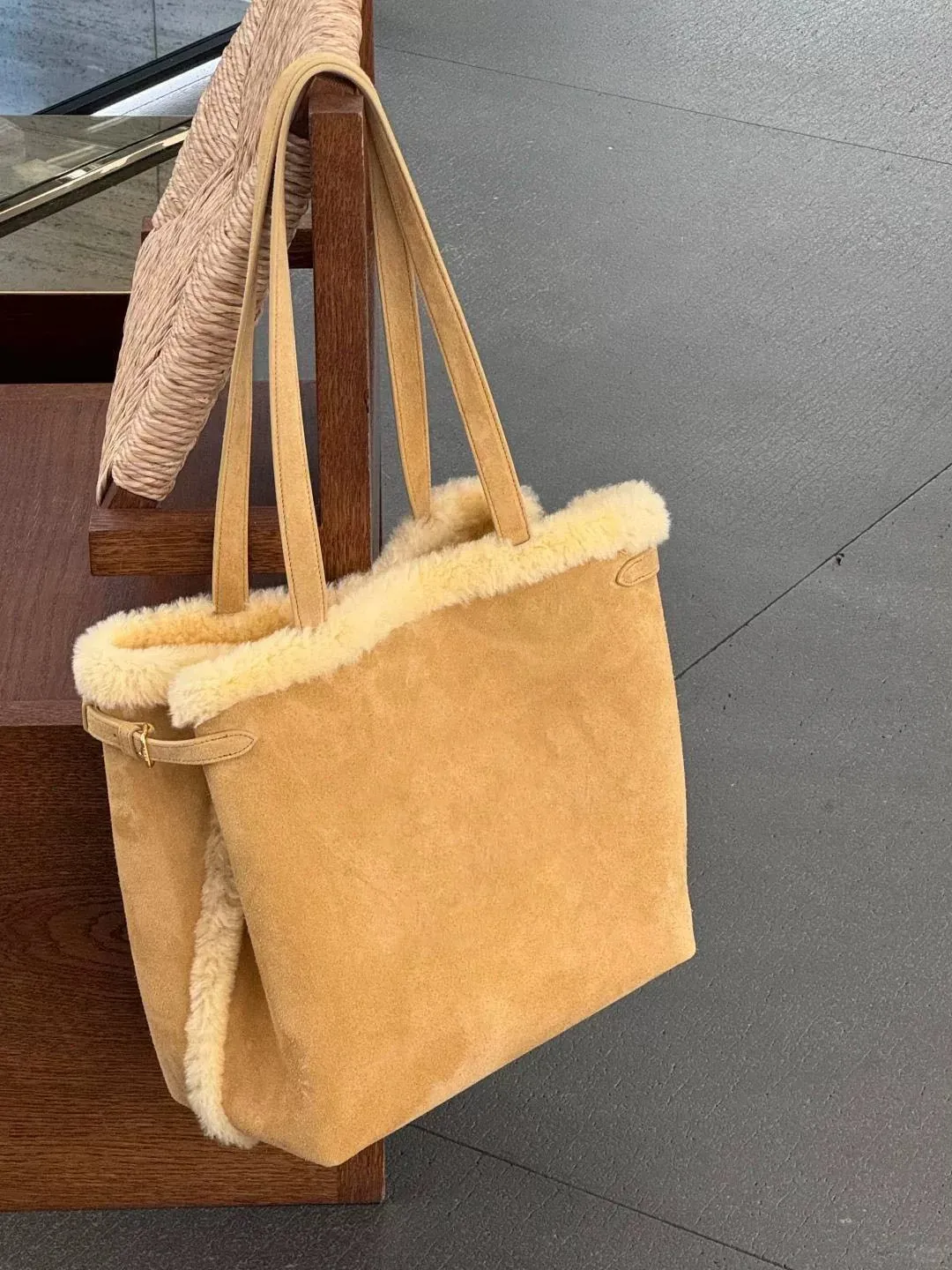 Plush Bucket Tote Bag for Women with Sewing Thread Detail, Large Capacity and Top Handle, Ideal for Autumn & Winter