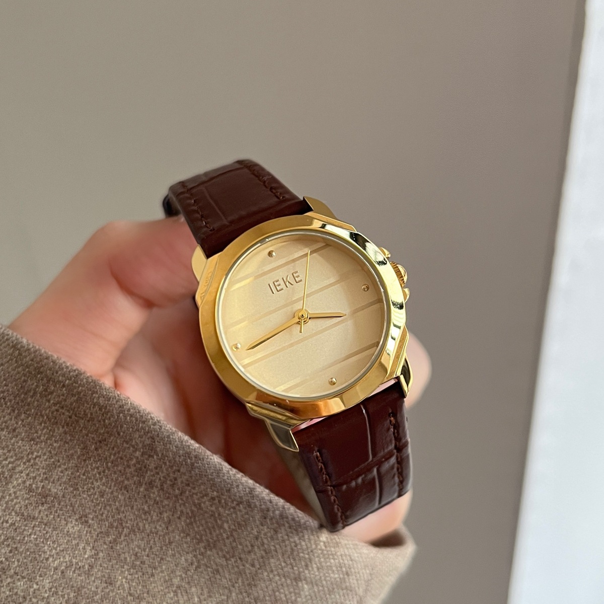 Round Buckle Quartz Watch