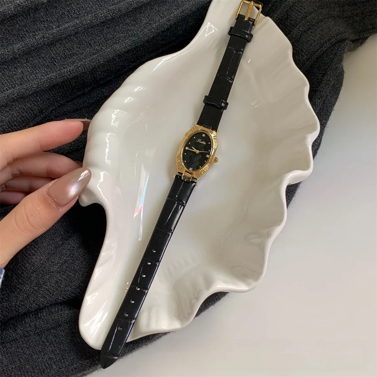 Women's Oval Dial Quartz Watch with Ordinary Glass Mirror and Pointer Display, Featuring Pin Buckle Strap