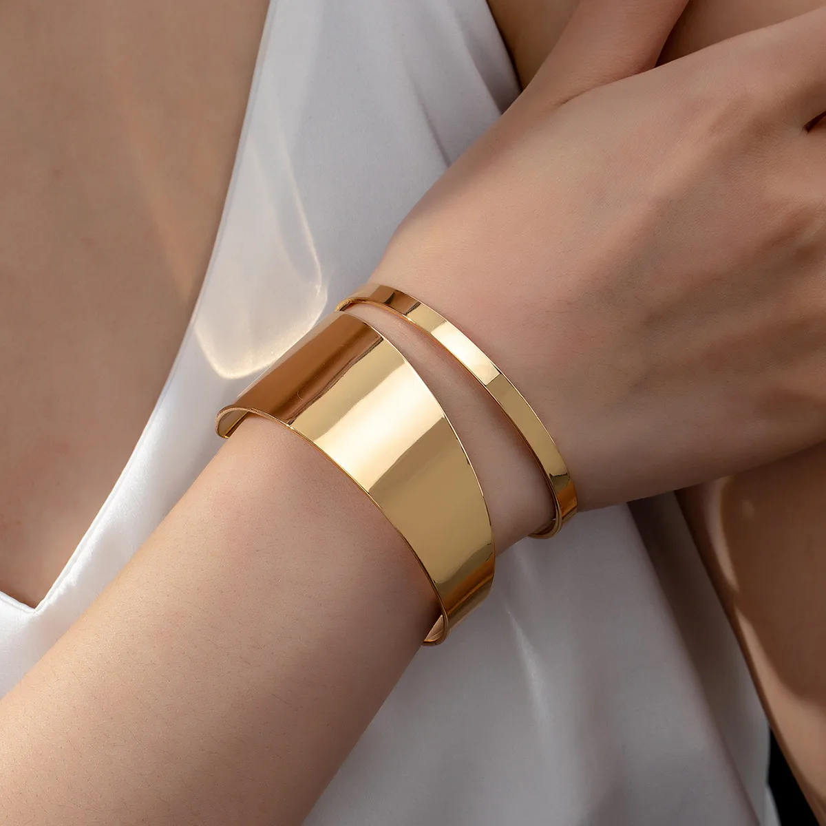 Simple Style O-Shape Gold Bangle Bracelet in Electroplated Iron, Unisex Design