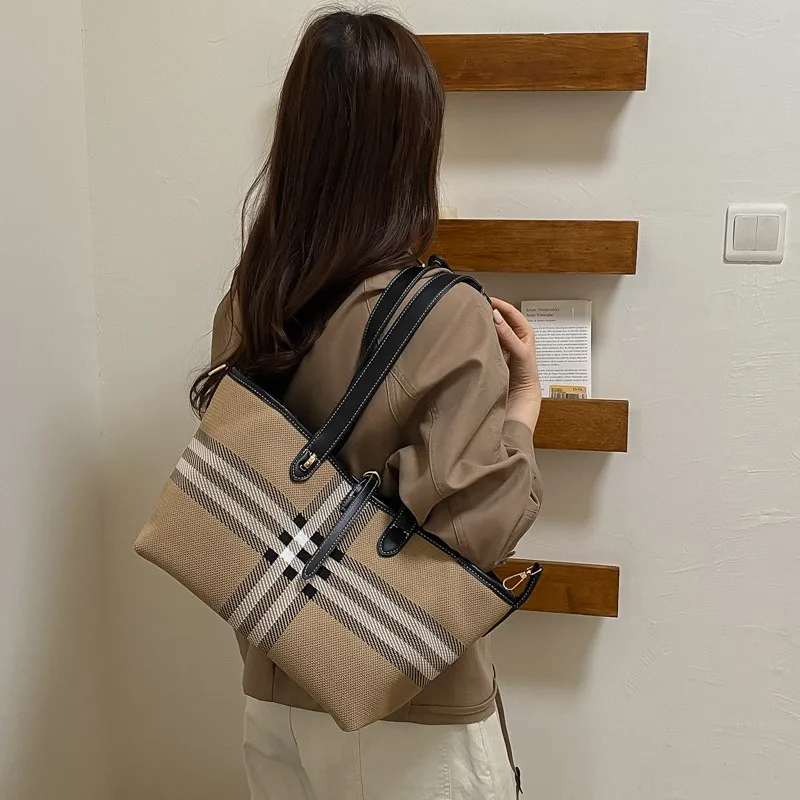 Adults' Square Shoulder Bag Made of Pu Leather, Ideal for Use in All Seasons