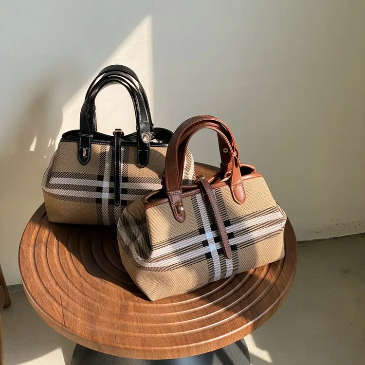 Adults' Square Shoulder Bag Made of Pu Leather, Ideal for Use in All Seasons